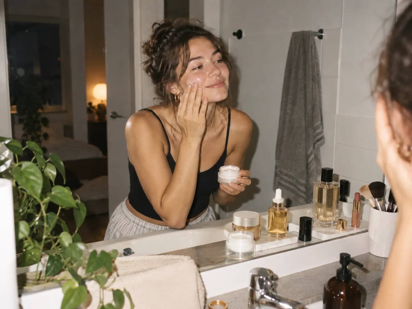 Produits cosmétiques sur une étagère